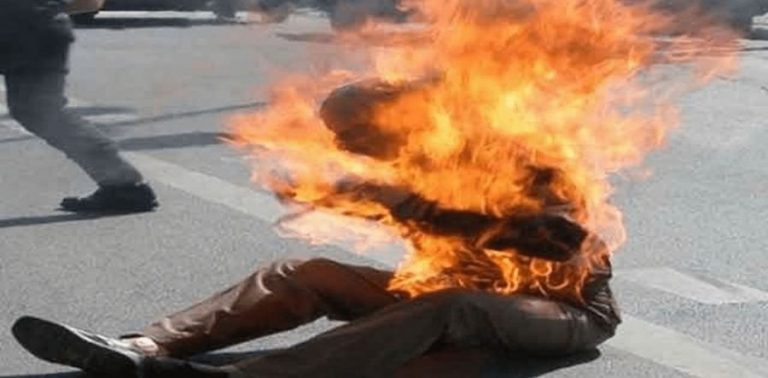 شاب يضرم النار في جسده بآسفي