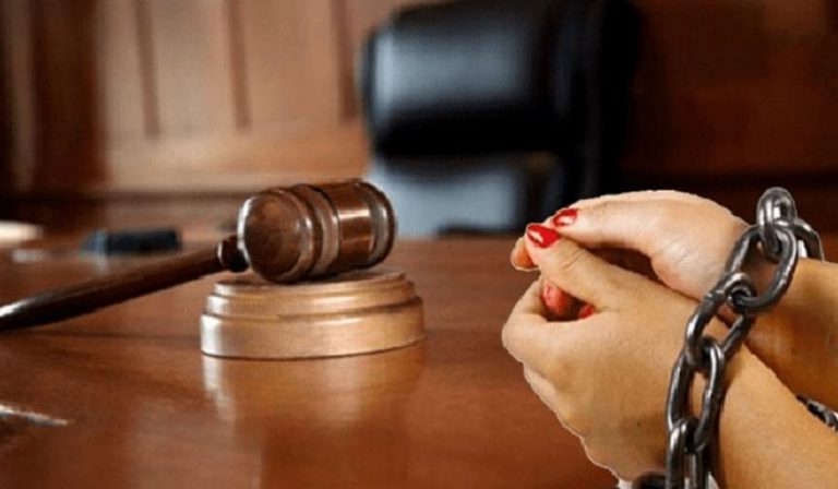 القضاء يخفف عقوبة الأستاذة المتزوجة برجلين