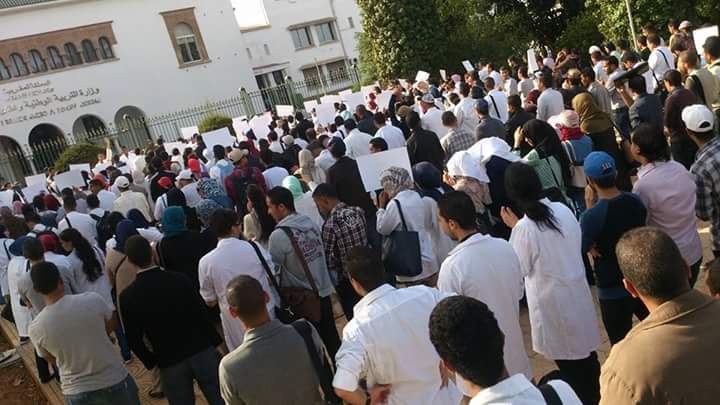 خمس نقابات تشل مرافق وزارة أمزازي بإضراب واعتصام