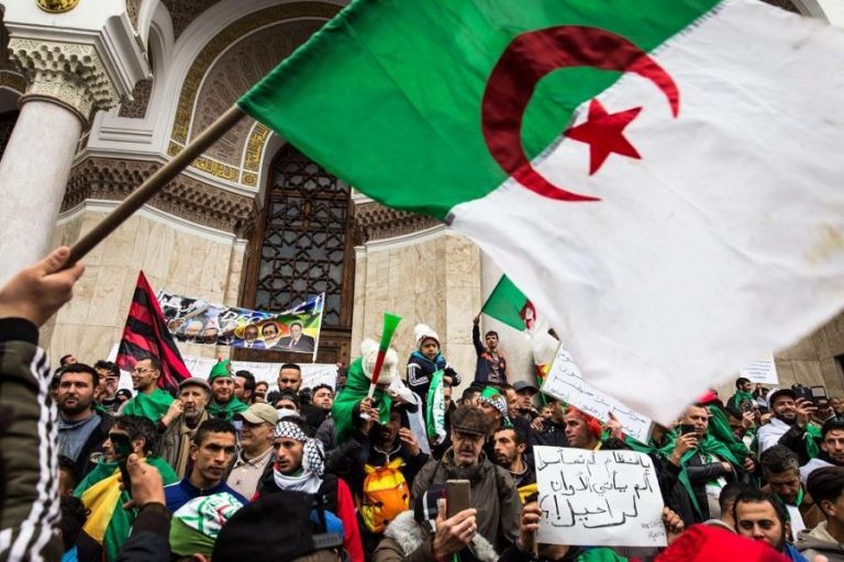جزائريون يحتجون وسط تجمعات مرشحي الرئاسيات