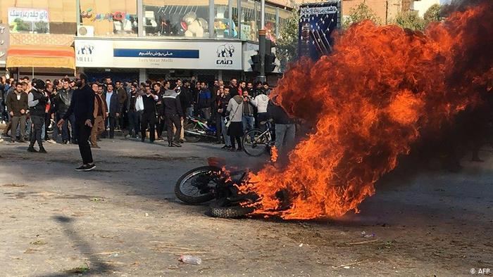 احتجاجات “البنزين” تشتعل في إيران والسلطات تحجب الإنترنت