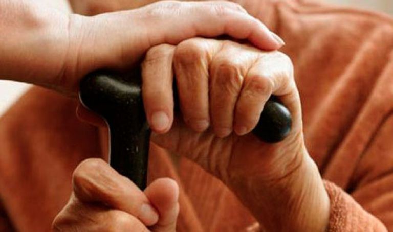 فيديو صادم لمهاجر مغربي رفض استقبال والدته في فرنسا