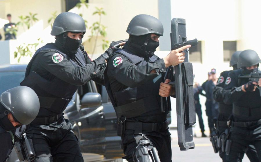 أمن البيضاء يعتقل مول السيف والشاقور الذي يهاجم أصحاب المحلات التجارية (فيديو)
