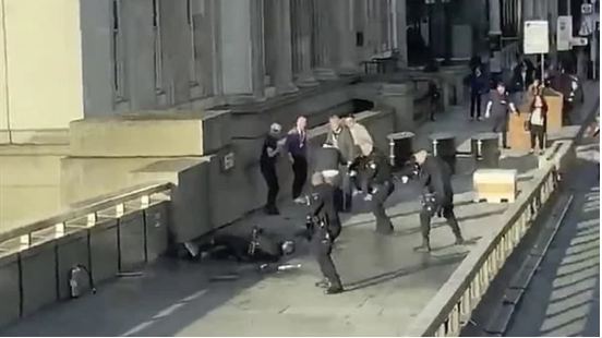بالفيديو.. لحظة قتل شخص هاجم المارة بسكين في لندن