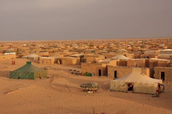 احتجاجاتٌ ضد “العبودية” في مُخيمات تندوف وقيادة الجبهة تستعينُ بـ”مرتزقة” لإثارة الفوضى (فورساتين)