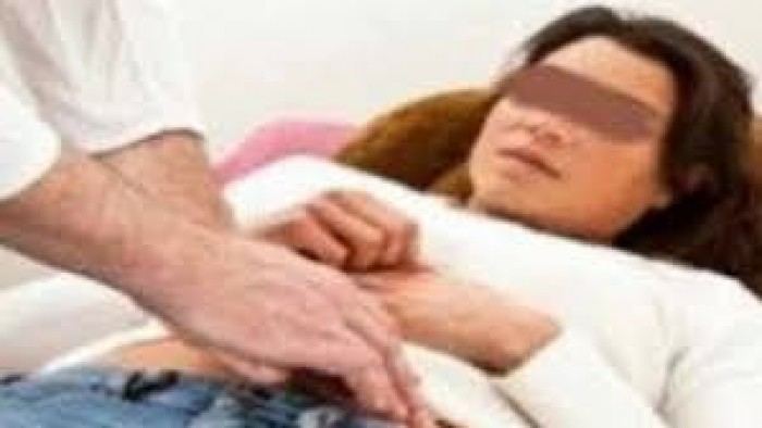 تفاصيل صادمة عن طبيب مارس الجنس على 350 من مرضاه