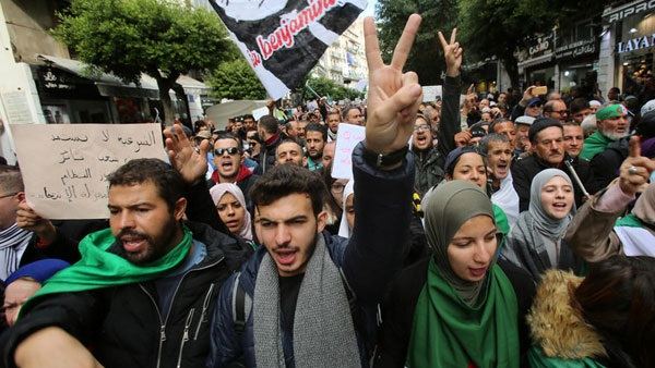بالفيديو.. جزائريون يقتحمون مكاتب التصويت