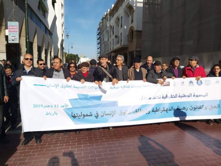 بعد استقالة الزفزافي..عائلات معتقلي الريف تقاطع مسيرة مناصرة لأبنائها