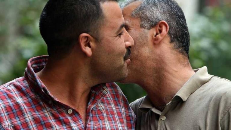 وزير صحة يمنع التقبيل بين الناس بعد تقبيل 500 شخص له