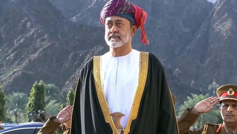 سلطان عمان الجديد يمتنع عن مصافحة ولي عهد أبو ظبي (فيديو)