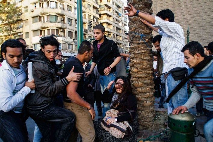 بالفيديو.. فضيحة تحرش عشرات الشباب بفتاة ليلة “البوناني” تهز “الانستغرام”