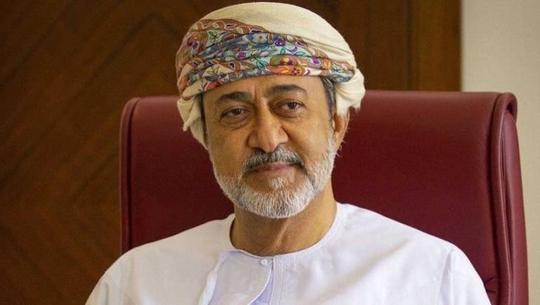 من هو هيثم بن طارق آل سعيد سلطان عمان الجديد؟