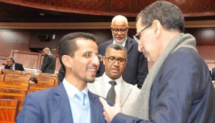 شعبوية.. برلماني “بيجيدي” يهدي برلمانيا جزائريا كيلو بنان (فيديو)