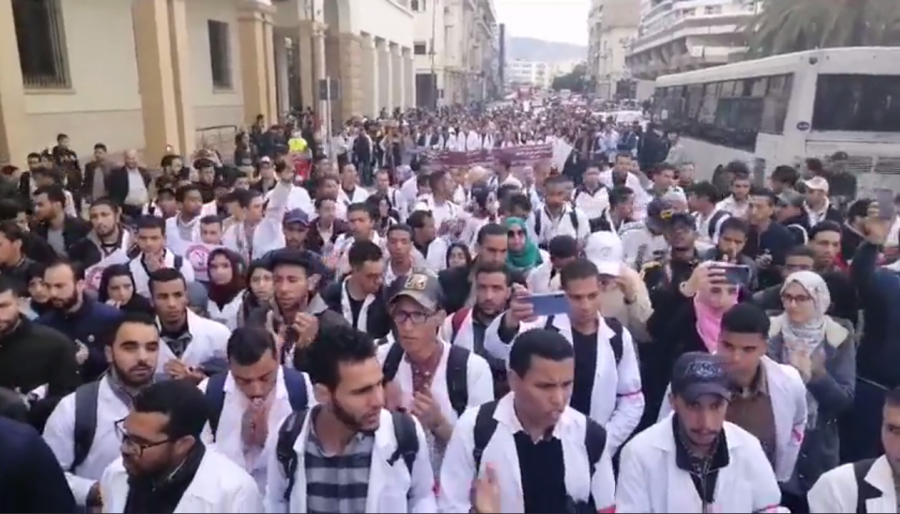 عشرات الآلاف من “المتعاقدين” يخرجون للشوارع في ذكرى 20 فبراير (فيديو)