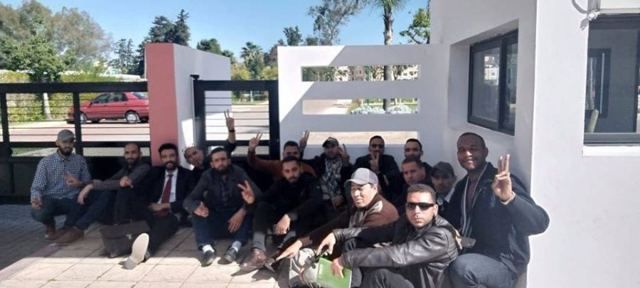 “المتعاقدون” يعتصمون أمام مقر الحوار مع الوزارة