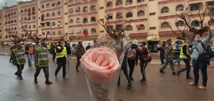 بالفيديو.. مواطنون يرمون السلطات بالورود بالبيضاء