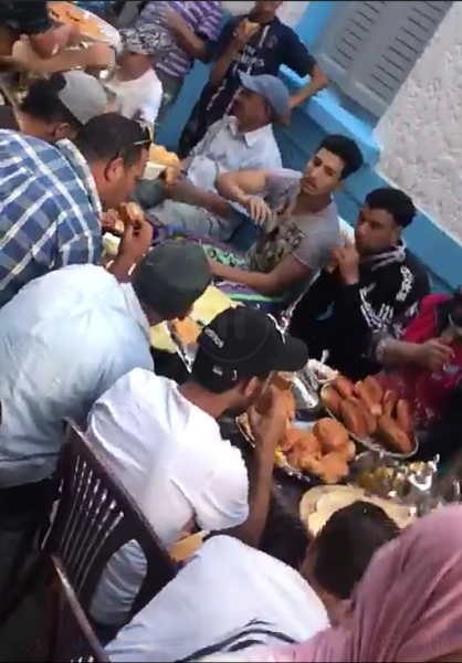 بعد تخفيف الحجر.. مواطنون ينظمون فطورا جماعيا (فيديو)