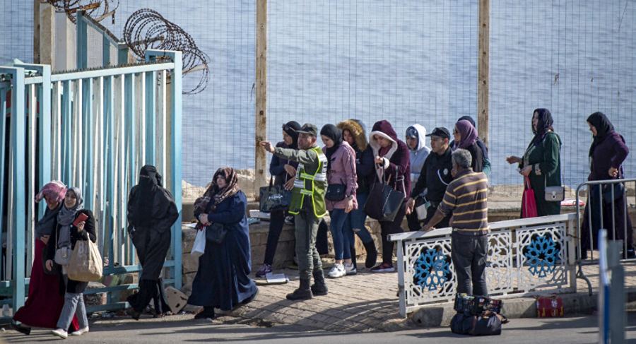 قاصر عالق بمالاقا يصل المغرب سباحة ويُحتجز في مركز لـ”المخازنية”