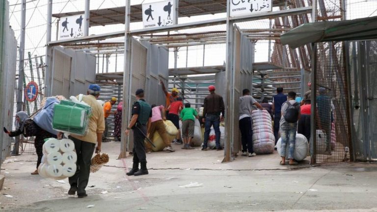 الجمارك المغربية ترفض بضائع مليلية.. ورجل أعمال اسباني: نضطر للتحايل