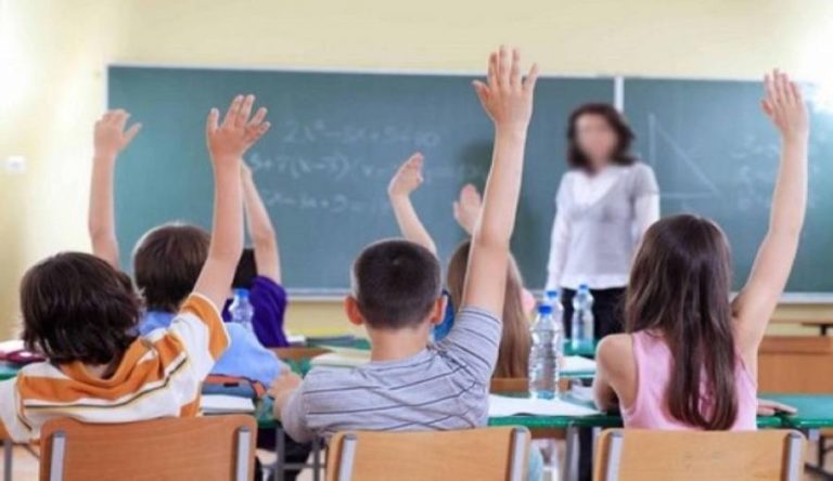 معلم غير ملقح ينقل كوفيد إلى 18 تلميذا