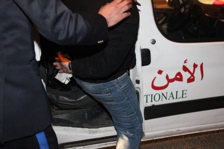 توقيف سائق سيارة ظهر في فيديو وهو “يجرجر” شخصا بعدما دهسه