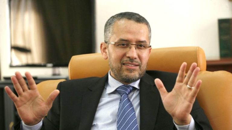 الشوباني يتهم مستشارا من “الأحرار” باستغلال سيارة الجهة خارج القانون لشهور