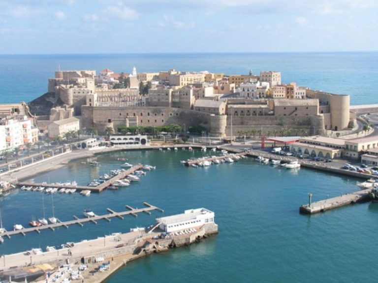 كاتب إسباني يدعو لضم سبتة ومليلية لحلف “الناتو” ويطالب ملوك إسبانيا بزيارتهما