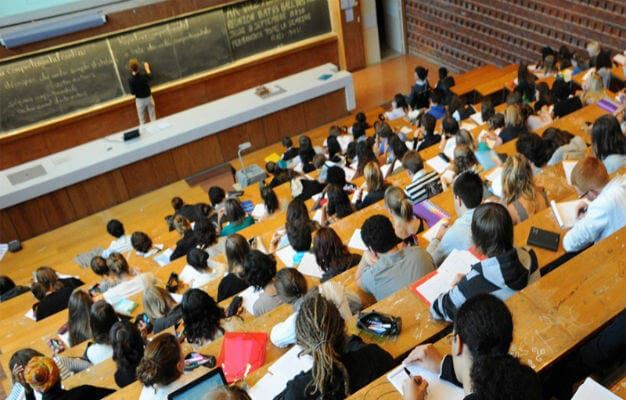 مشروع قانون يتيح للجامعات الاعتماد على أساتذة بالتعاقد