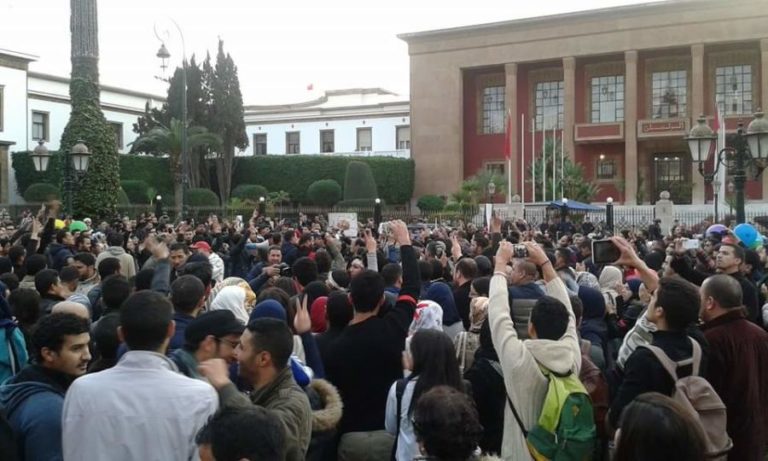 مغاربة يحتجون أمام البرلمان ضد إساءة قناة جزائرية للملك (وثيقة)