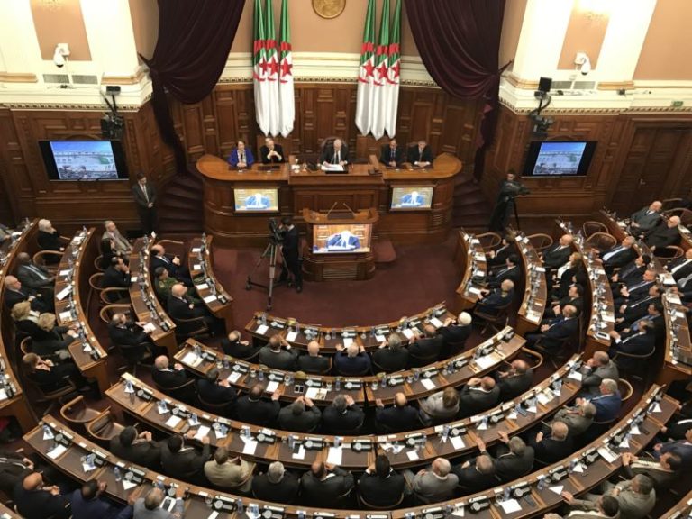 ماهي خلفيات حل الرئيس تبون للبرلمان الجزائري؟