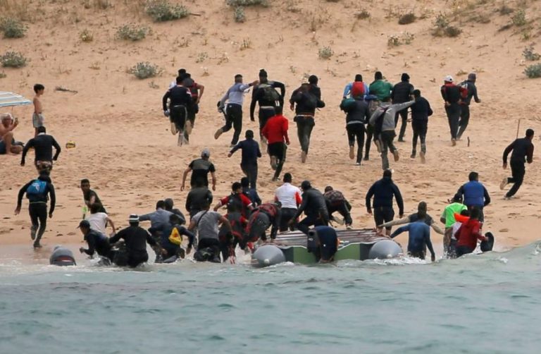 مصير المهاجرين السريين المحتجزين بجزر الكناري يدخل البرلمان