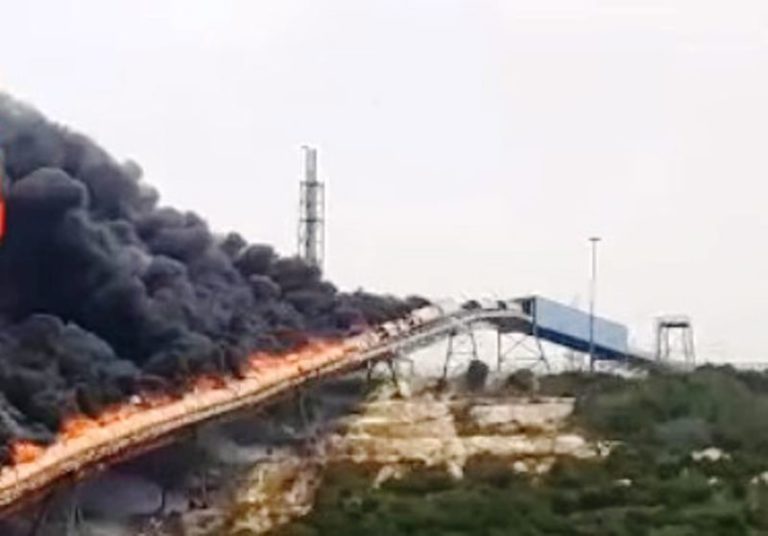 حريق مهول في شريط لنقل الفوسفاط إلى ميناء الجرف الأصفر (فيديو)