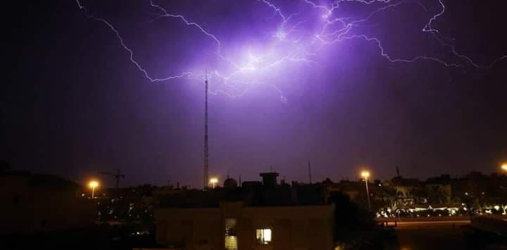 صاعقة برق تقتل طفلين وتصيب ستة آخرين