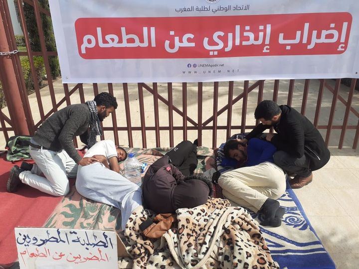 مئات التوقيعات للمطالبة بإرجاع “طلبة الجماعة المطرودين”.. والعميد يرد
