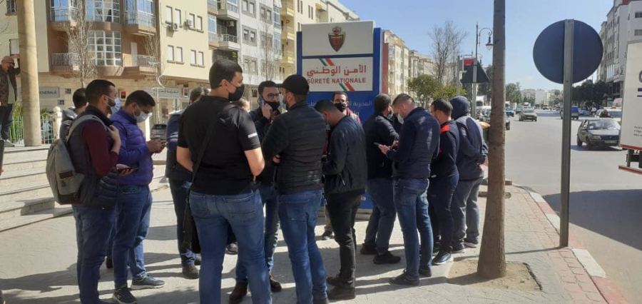 طنجة.. تعنيف صحافي من منتحل لصفة “مقدم” يخرج زملاءه للاحتجاج