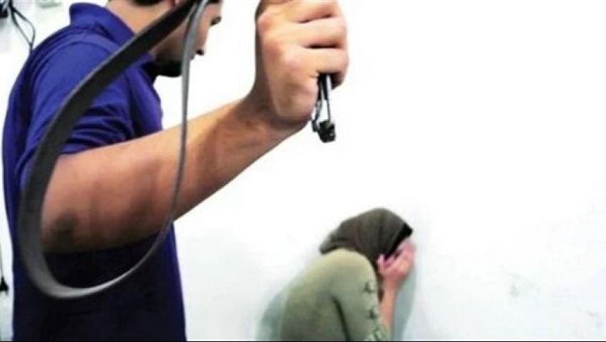 فيديو تعنيف زوج لزوجته وسط صراخ أبنائهما يهز الفيسبوك