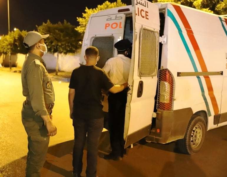 السلطات تداهم أول مقهى خرق قرار الإغلاق الليلي في هذه المدينة (صور)