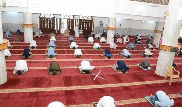 مواطنون يهددون بالنزول للشوارع احتجاجا على منع صلاة التراويح بالمساجد