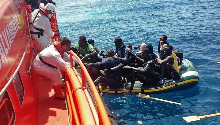 اسبانيا: المغرب يبتزنا بـ”حرب القوارب” مقابل ملف غالي