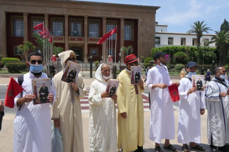 أئمة المغرب يتظاهرون للمطالبة بسراح زميلهم وتحسين وضعيتهم