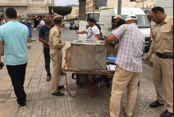 الناظور.. بائع متجول يدخل في حالة هيستيرية بعد حجز سلعته من طرف السلطات المحلية (فيديو)