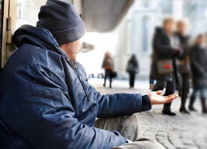 فيديو يفضح كيف يحتال متسول على مواطنين بإعاقة وهمية