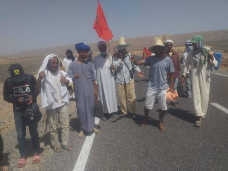 العطش وانعدام الكهرباء يخرج ساكنة بني تجيت في مسيرة على الاقدام نحو بوعرفة