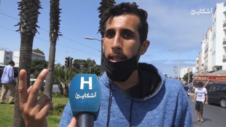 معاناة شاب بسبب غلاء أثمنة “الطاكسيات”