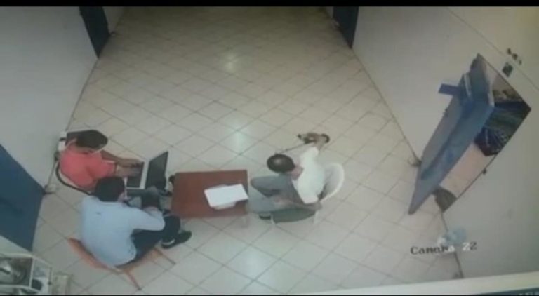 فيديو للريسوني من داخل زنزانته يظهر وضعه الصحي