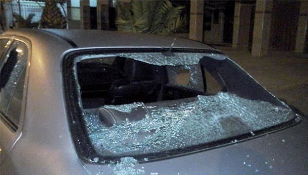 اعتقال شخصين للاشتباه في تهشيمهما زجاج سيارات الغير (صور)