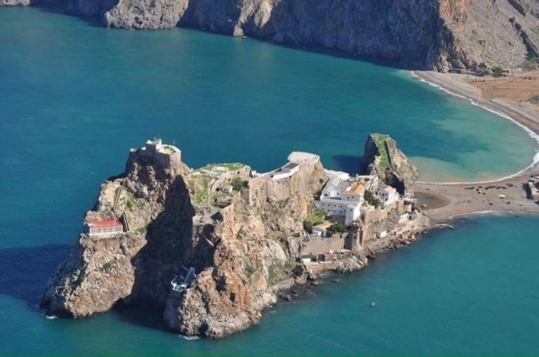 خبير عسكري يبرز خلفيات نقل الإسبان رفاة جنودهم من جزر مغربية إلى مليلية