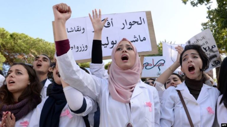 احتجاجاتٌ عارمة لطلبة الطب و الصيدلة بسببِ زُملائـهم العائدين من أوكرانيا (فيديو)