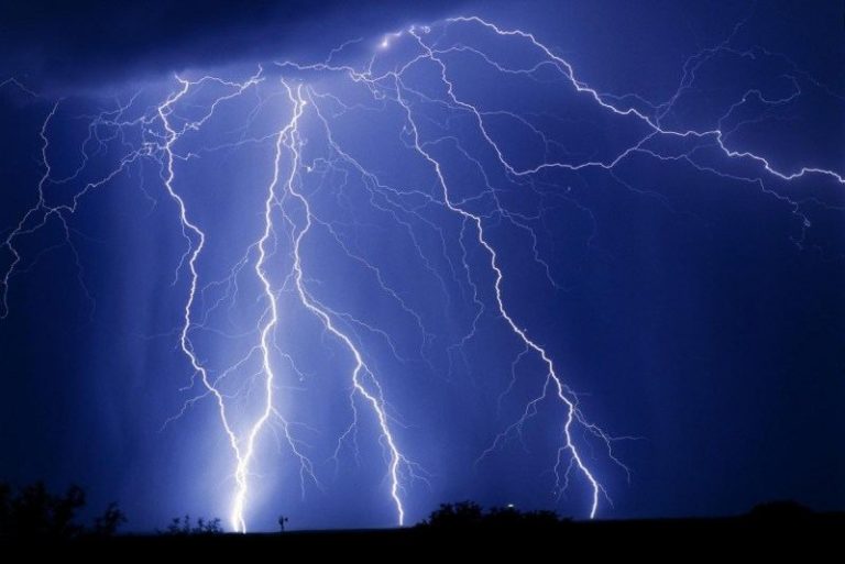 وفاة 17 شخصا وإصابة آخرين في صاعقة ضربت حفل زفاف