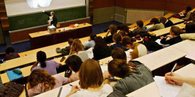 أستاذ جامعي متهم باستغلال طلبته في حملة انتخابية مقابل النقط